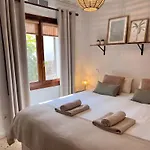 펜션 Casa El Montcel, A Unique With Roofterrace And Shared Pool