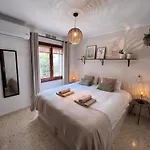 펜션 Casa El Montcel, A Unique With Roofterrace And Shared Pool
