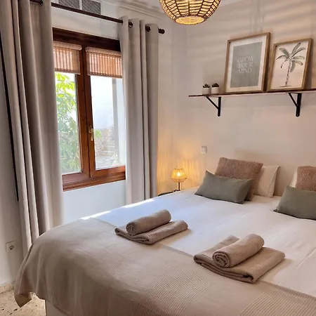 Vakantiehuis Casa El Montcel, A Unique With Roofterrace And Shared Pool